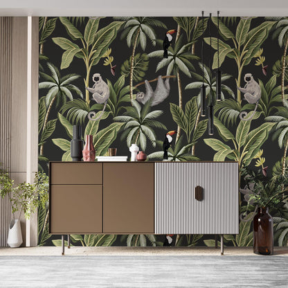 Maßangefertigte Vliestapete mit botanischem Dschungelmuster, grünen Blättern, Affen und Faultieren auf dunklem Grund, modern .