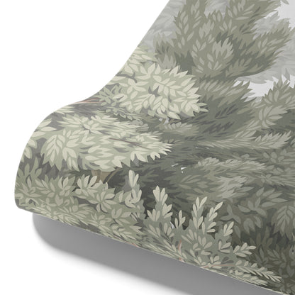 Maßangefertigte Vliestapete mit pastellfarbenem Wald- und Blättermotiv im Wohnzimmer hinter Holzkommode.