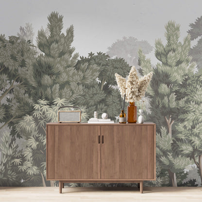 Maßangefertigte Vliestapete mit pastellfarbenem Wald- und Blättermotiv im Wohnzimmer hinter Holzkommode.