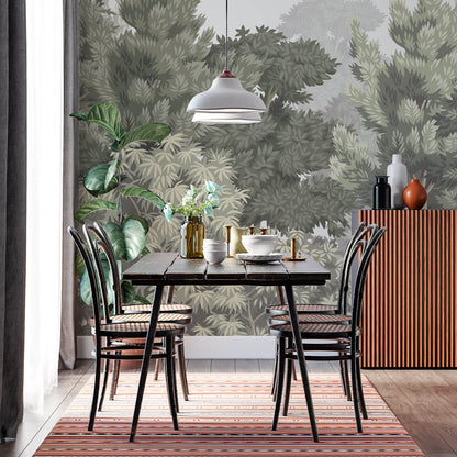 Maßangefertigte Vliestapete mit pastellfarbenem Wald- und Blättermotiv im Wohnzimmer hinter Holzkommode.