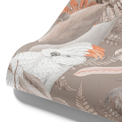 Maßangefertigte Vliestapete mit botanischem Muster in Pastellbraun, tropische Vögel und Blätter, Dschungelstil im Esszimmer.