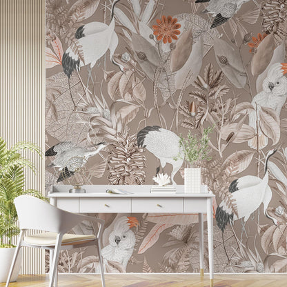 Maßangefertigte Vliestapete mit botanischem Muster in Pastellbraun, tropische Vögel und Blätter, Dschungelstil im Esszimmer.
