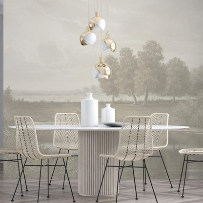 Maßangefertigte Vliestapete mit pastellfarbener Landschaft und Bäumen im dezenten Vintage-Stil im Wohnzimmer.