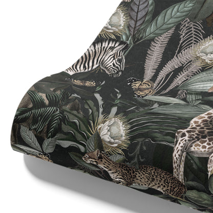 Maßangefertigte Vliestapete mit dunklem Dschungelmotiv, Blättern, Giraffen, Leoparden und Zebras.