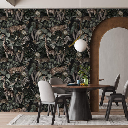 Maßangefertigte Vliestapete mit dunklem Dschungelmotiv, Blättern, Giraffen, Leoparden und Zebras.