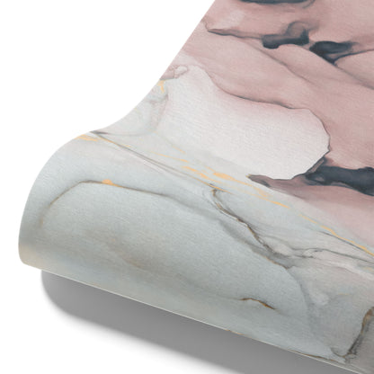 Maßangefertigte Vliestapete mit abstraktem Aquarellmuster in Grau-Rosa und Goldakzenten im modernen Wohnzimmer.