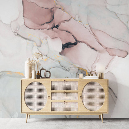 Maßangefertigte Vliestapete mit abstraktem Aquarellmuster in Grau-Rosa und Goldakzenten im modernen Wohnzimmer.