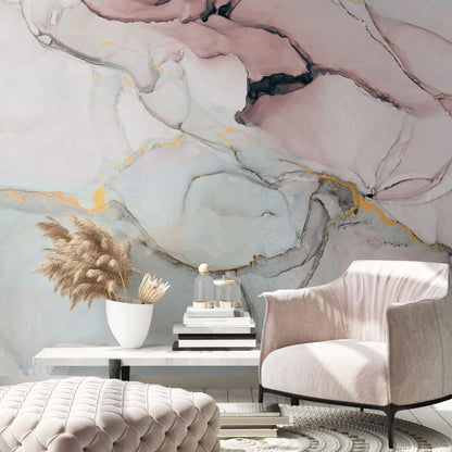 Maßangefertigte Vliestapete mit abstraktem Aquarellmuster in Grau-Rosa und Goldakzenten im modernen Wohnzimmer.