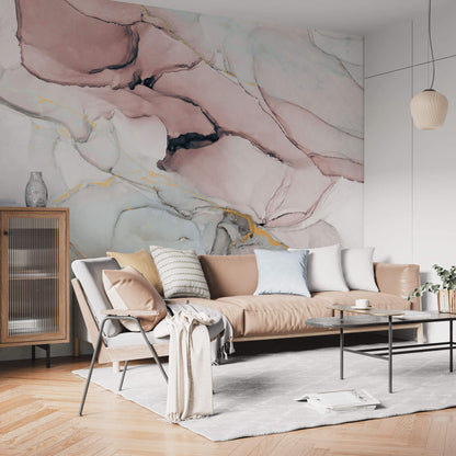 Maßangefertigte Vliestapete mit abstraktem Aquarellmuster in Grau-Rosa und Goldakzenten im modernen Wohnzimmer.
