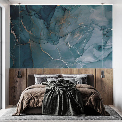 Maßangefertigte Vliestapete mit abstraktem blauem Aquarellmuster und goldenen Akzenten im Wohnzimmer.