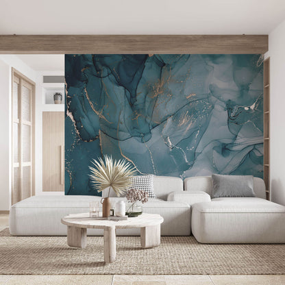 Maßangefertigte Vliestapete mit abstraktem blauem Aquarellmuster und goldenen Akzenten im Wohnzimmer.
