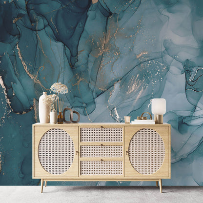 Maßangefertigte Vliestapete mit abstraktem blauem Aquarellmuster und goldenen Akzenten im Wohnzimmer.