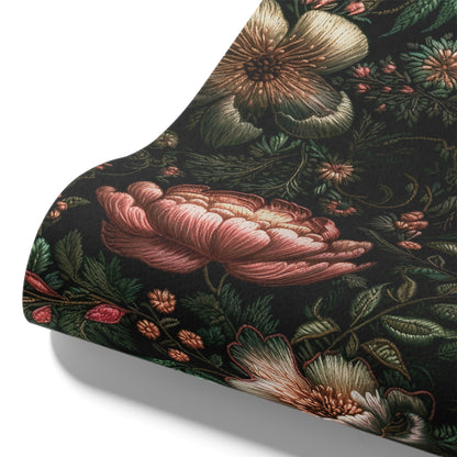 Maßangefertigte Vliestapete mit dunklem, floralem Blumen- und Blätter-Stickmuster in Wohnzimmer-Esszimmereinrichtung.