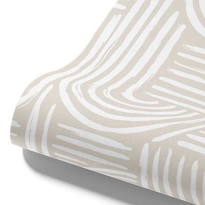 Maßangefertigte Vliestapete mit geometrischem Bogenmuster in Nude, kombiniert mit hellem Sofa und skandinavischem Sessel.