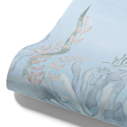 Maßangefertigte Vliestapete mit pastellfarbenem Meeresboden-Motiv, Korallen und Seegras im Aquarellstil.