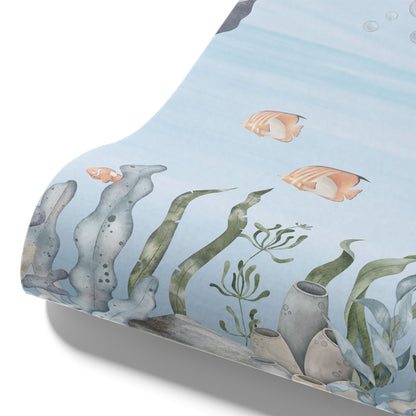 Maßangefertigte Vliestapete mit aquarellierten Meerestieren wie Walen, Fischen und Korallen im Kinderzimmer.