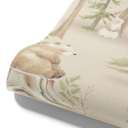 Maßangefertigte Vliestapete mit pastellfarbenem Waldmotiv, Bären, Füchsen, Igeln und Häschen in Babyzimmer.