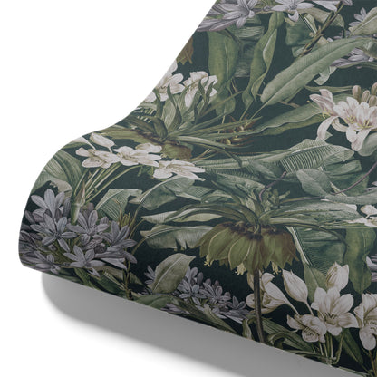 Maßangefertigte Vliestapete mit lavendelweißer Blumen- und Blättermusterung in grünem Ton hinter modernem Essbereich.