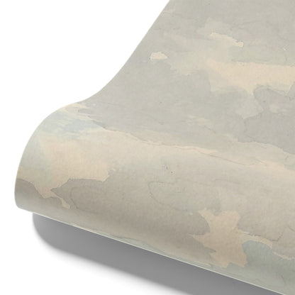Maßangefertigte Vliestapete mit pastellblauen und beige Wolken in Aquarelloptik im Esszimmer.