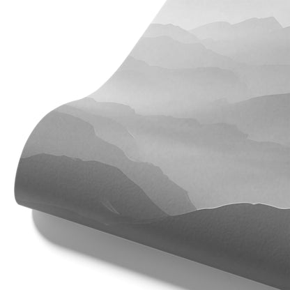 Maßangefertigte Vliestapete mit Aquarell-Berglandschaft und Nebel im minimalistischen Esszimmer.