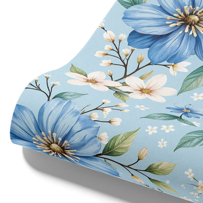 Maßangefertigte Vliestapete mit blauen Blumen und grünen Blättern im modernen Wohnzimmer.