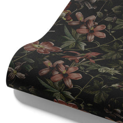 Maßangefertigte Vliestapete mit dunkelgrünem floralem Muster aus Blumen und Blättern im Wohnzimmer.