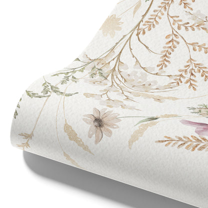 Maßangefertigte Vliestapete mit Vintage-Blumenborder in Pastellfarben über modernem Esszimmer mit grünen Samtstühlen.