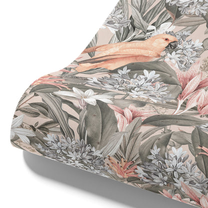 Maßangefertigte Vliestapete mit Vintage-Dschungelmotiv, pastellfarbene Blumen, Blätter und exotische Vögel im Schlafzimmer.
