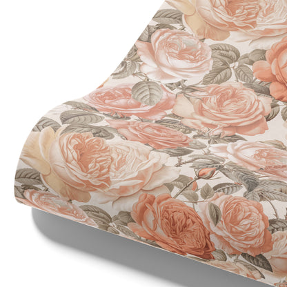 Maßangefertigte Vliestapete mit vintage Rosenmuster in Pastellfarben an Arbeitszimmerwand.