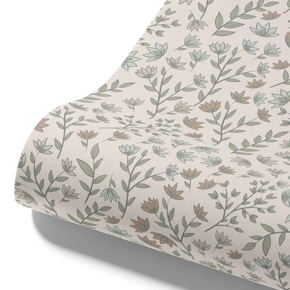 Maßangefertigte Vliestapete mit zartem, pastellfarbenem Blumen- und Blättermuster in neutralem Baby- oder Kinderzimmer.