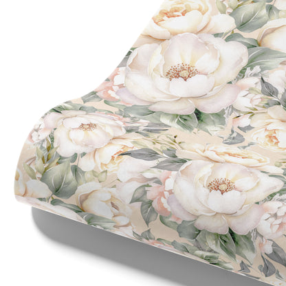 Maßangefertigte Vliestapete mit pastellfarbenen Blumen und Blättern im Aquarellstil im Schlafzimmer.