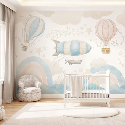 Maßangefertigte Vliestapete mit pastellfarbenen Heißluftballons, Wolken und Sternen für Kinderzimmer.