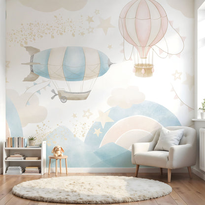 Maßangefertigte Vliestapete mit pastellfarbenen Heißluftballons, Wolken und Sternen für Kinderzimmer.