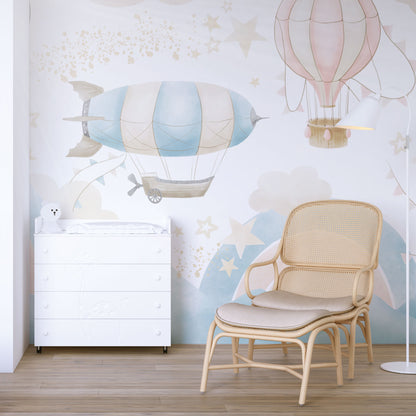 Maßangefertigte Vliestapete mit pastellfarbenen Heißluftballons, Wolken und Sternen für Kinderzimmer.