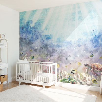 Maßangefertigte Vliestapete mit bunten Tieren und Pflanzen der Unterwasserwelt im Kinderzimmer.