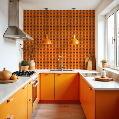 Maßangefertigte Vliestapete mit 70er-Jahre Kreismuster in Orange und Braun im Küchenflur.