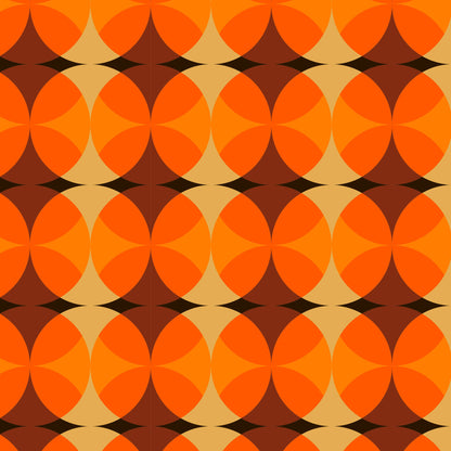 Maßangefertigte Vliestapete mit 70er-Jahre Kreismuster in Orange und Braun im Küchenflur.