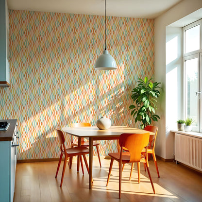 Esszimmer mit Retro-Design Maßangefertigte Vliestapete in Pastell mit grafischen Rautenmustern und Holzstühlen.