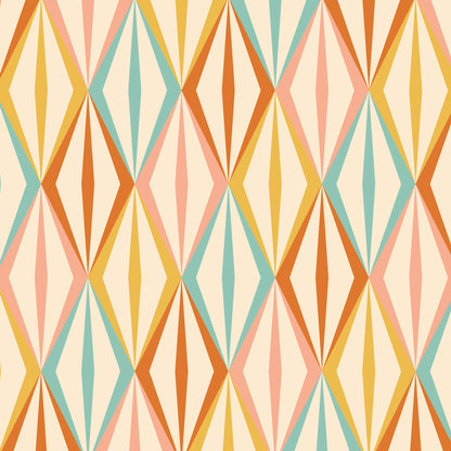 Esszimmer mit Retro-Design Maßangefertigte Vliestapete in Pastell mit grafischen Rautenmustern und Holzstühlen.