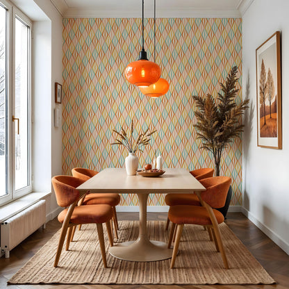 Esszimmer mit Retro-Design Maßangefertigte Vliestapete in Pastell mit grafischen Rautenmustern und Holzstühlen.