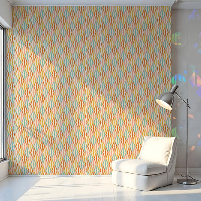 Esszimmer mit Retro-Design Maßangefertigte Vliestapete in Pastell mit grafischen Rautenmustern und Holzstühlen.