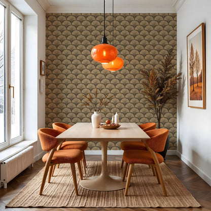 Elegante Maßangefertigte Vliestapete mit stilisierten Ginkgo-Blättern in Braun- und Goldtönen im Esszimmer.