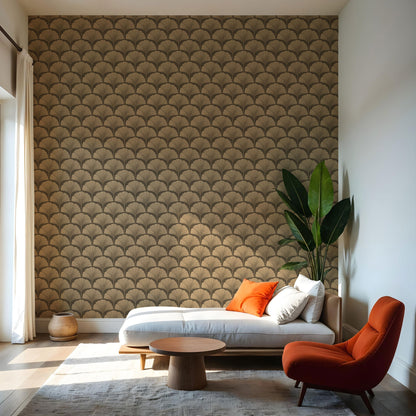 Elegante Maßangefertigte Vliestapete mit stilisierten Ginkgo-Blättern in Braun- und Goldtönen im Esszimmer.