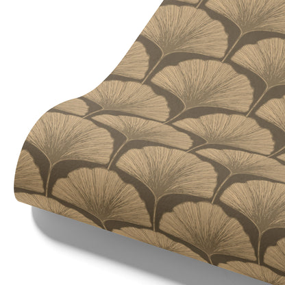 Elegante Maßangefertigte Vliestapete mit stilisierten Ginkgo-Blättern in Braun- und Goldtönen im Esszimmer.