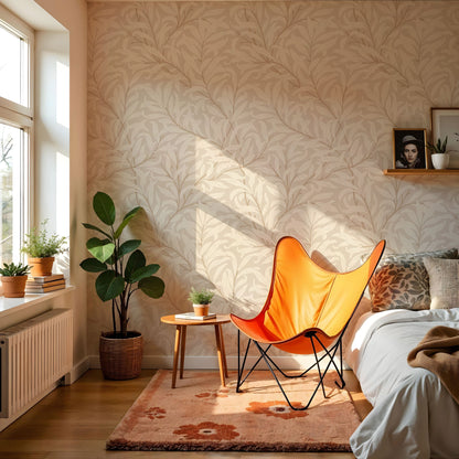 Maßangefertigte Vliestapete mit zartem, organischem Blättermuster in Creme für skandinavisches Wohnzimmer.