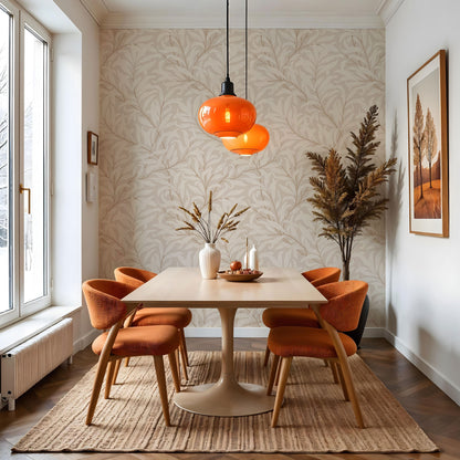 Maßangefertigte Vliestapete mit zartem, organischem Blättermuster in Creme für skandinavisches Wohnzimmer.