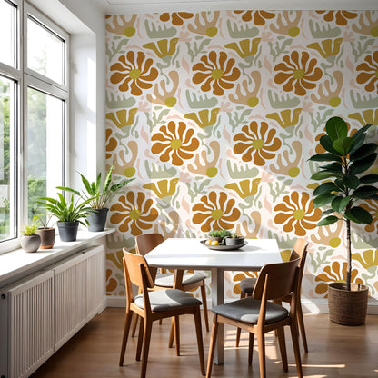 Maßangefertigte Vliestapete mit 70er Jahre Muster, abstrakte orange Blüten und verspielte florale Ornamente im Esszimmer.