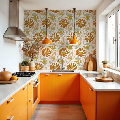 Maßangefertigte Vliestapete mit 70er Jahre Muster, abstrakte orange Blüten und verspielte florale Ornamente im Esszimmer.
