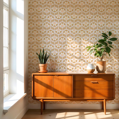 Maßangefertigte Vliestapete Honey Blossom mit retro floralem 70er-Jahre Boho-Stil in warmen Erdtönen im Esszimmer.