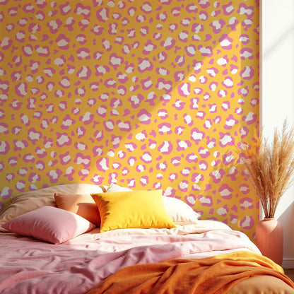 Maßangefertigte Vliestapete mit buntem Leo-Print in Rosa und Orange im Schlafzimmer.